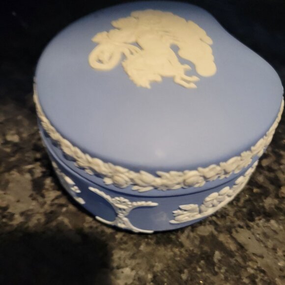 Vintage Wedgwood Blue Jasperware Trinket Box Heart Shaped Cherub Design 3" - Picture 15 of 16